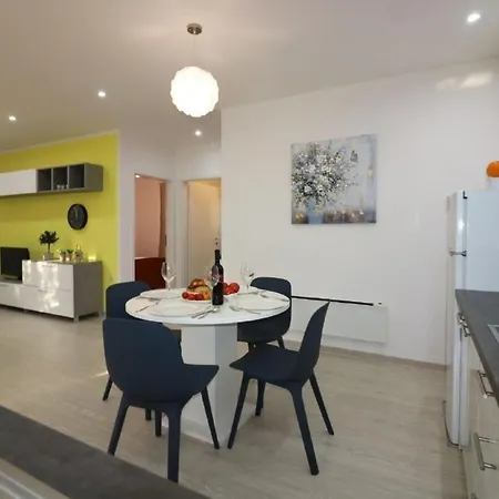 Mit Pool Und Garten In Tatil Evi