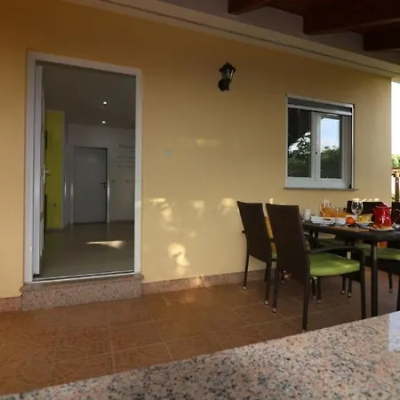Tatil Evi Mit Pool Und Garten In Poreč