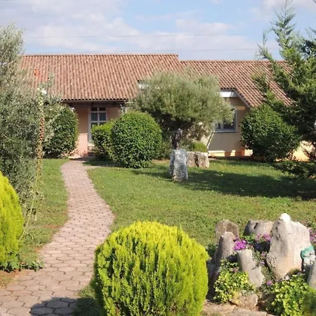 Mit Pool Und Garten In Holiday home Porec